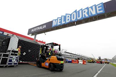 Im Albert-Park kommt die Formel-1-Fracht aus England an
