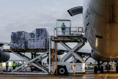 Vier Jumbos werden für jeden Übersee-GP beladen