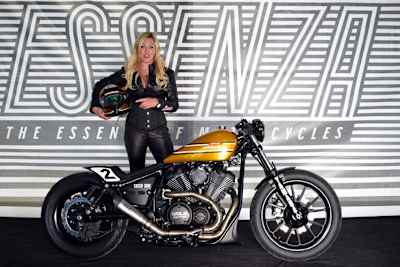 Stuntfrau, Motorradakrobatin und Model Mai-Lin Senf mit der Yamaha XV 950 R Dragger