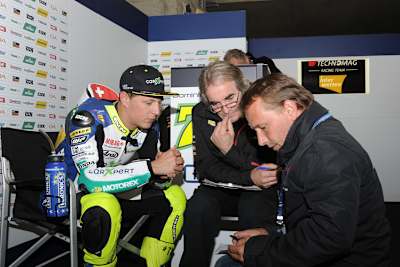 Versteinerte Miene: Dominique Aegerter erlebte auch in Le Mans einen schwierigen Auftakt ins Rennwochenende