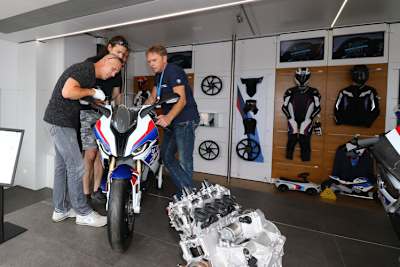 Jürgen Fuchs (re.) beim Fachsimpeln