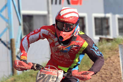 Gegen Ende des zweiten Laufs in Teutschenthal fuhr Tim Gajser ohne Sonnenschild am Helm