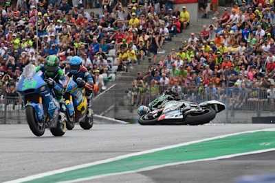 Nach einer Berührung mit Alex Márquez landet Remy Gardner auf dem Boden