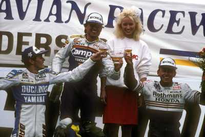 Ein Podest in der 250er-WM: Juan Garriga (li.) neben Sito Pons und Dominique Sarron