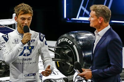 Pierre Gasly mit David Coulthard, der durch die AlphaTauri-Präsentation führte