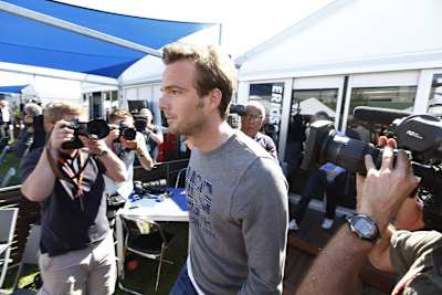 Nicht willkommen: Giedo van der Garde vor dem Sauber-Motorhome in Australien