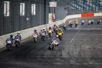 Motorräder und Autos beim Motorsport-Festival Lausitzring