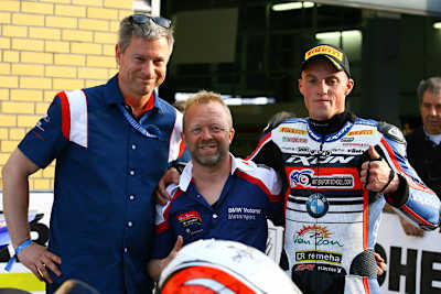 Mathieu Gines  mit Teamchef Werner Daemen und BMW Motorradchef Henning Putzke