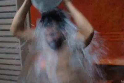 Timo Glock unter dem Eiswasser