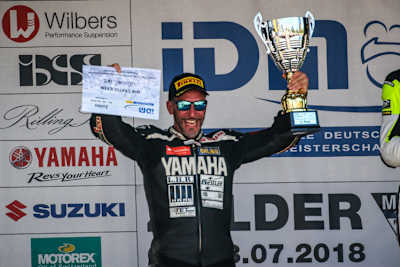 Michael Götz mit Scheck und Pokal