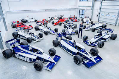 Gordon Murray mit einigen seiner Rennwagen