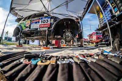 Der Mini von Yazeed Al-Rajhi und Timo Gottschalk im Service