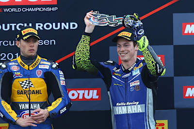 Thomas Gradinger (re.) bekam seinen ersten Pokal in der WM