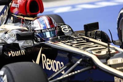 Romain Grosjean mit seinem Austin-Spezialhelm – ein Knicks vor dem legendären Steve McQueen