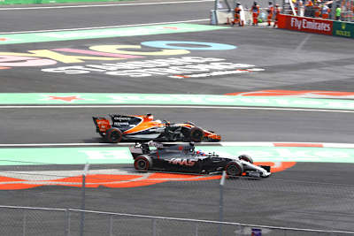 Fernando Alonso gegen Romain Grosjean in Mexiko