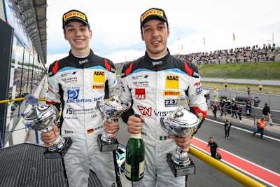 Triumph beim ersten Saisonrennen der ADAC GT4 Germany: Marius Zug (li.) und Gabriele Piana