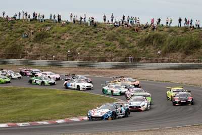 Die GT3-Renner des ADAC GT Masters auf der Strecke in Zandvoort