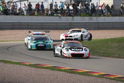 Protagonisten samstags am Sachsenring: Der Porsche 911 GT3 R vom Team 75 Bernhard (vorne) und der Audi R8 LMS von Land-Motorsport