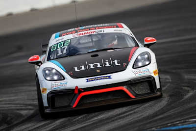 Bei der ADAC GT4 Germany in Hockenheim vorne: Der Porsche 718 Cayman GT4 vom Team 75 Bernhard