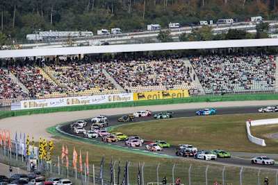 Die GT3-Rennwagen des ADAC GT Masters sorgen im Motodrom von Hockenheim immer für eine ganz besondere Sound-Kulisse
