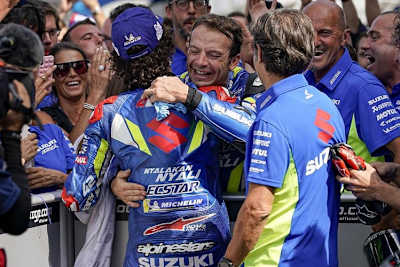 Sylvain Guintoli umarmt Silverstone-Sieger Alex Rins