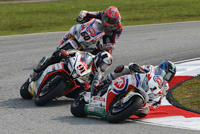 Sylvain Guintoli vor Aprilia-Werksfahrer Leon Haslam und Honda-Teamkollege Michael van der Mark