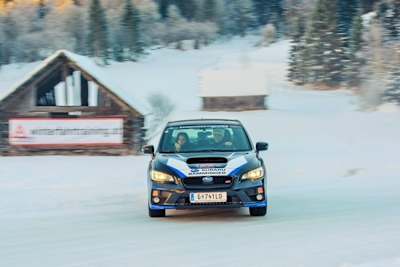 Günther Knobloch im SUBARU WRX STI beim Winterfahrtraining