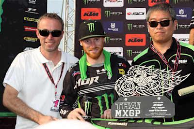 Kawasaki-Manager Steve Guttridge (li.) verhandelt mit Ryan Villopoto (Mitte)