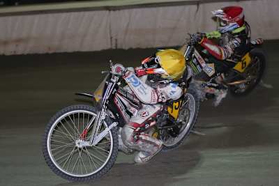 Michael Härtel (gelb) kommt auch auf der Langbahn bestens zurecht