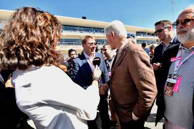 Mika Häkkinen ist heute nur noch als Zaungast in der Formel 1 unterwegs – und trifft als solcher auf andere prominente Gäste, wie etwa den früheren US-Präsidenten Bill Clinton