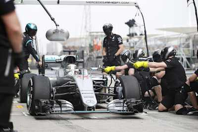 Lewis Hamilton mit seinem Silberpfeil