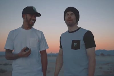 Lewis Hamilton mit MotoGP-Ass Cal Crutchlow