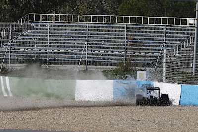 Lewis Hamilton segelt mit dem neuen Mercedes in die Reifenstapel