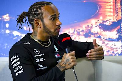 Lewis Hamilton feiert mit seiner Mannschaft