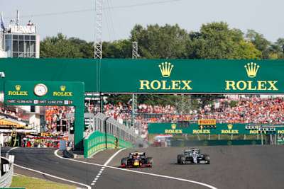 Lewis Hamilton geht an Max Verstappen vorbei