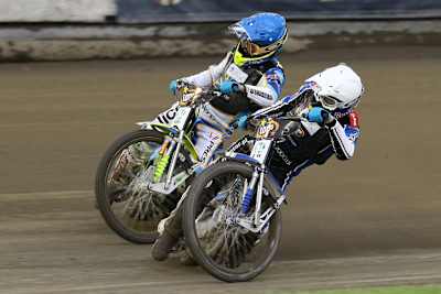 Jarek Hampel (weiß) meldete sich mit seinem Sieg international zurück