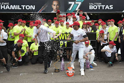 Lewis Hamilton feiert seinen Sieg