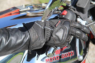 iXS Tiga in klassischem Schwarz, mit zeitgemässer, aufwändiger Schutzpolsterung an den entscheidenden Stellen