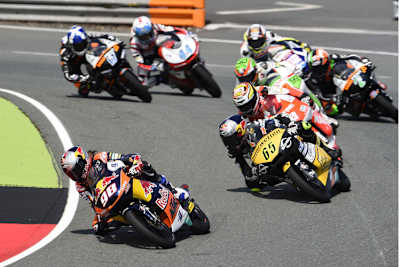 Sachsenring: Karel Hanika (98) vor Philipp Öttl