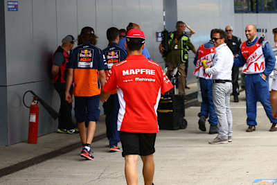 Nach dem Rennen in Jerez: Karel Hanika (links) und Guevara (im Mapfre-Hemd) gegen zur Race Direction, rechts begleitet sie Loris Capirossi (im weissen Hemd) 
