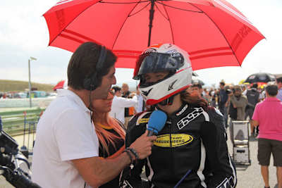 Stefan-Bradl-Betreuer Oscar Haro arbeitet in Spanien als TV-Experte und interviewt Karel Hanika