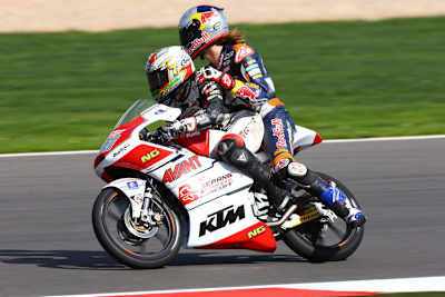 Auslaufrunde in Silverstone: Karal Hanika benützt Hafiq Azmi als Taxi zur Box