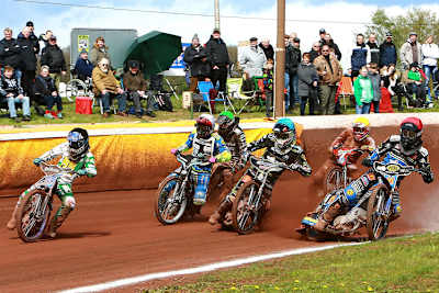 Sechs Fahrer auf der Bahn sind immer spektakulär