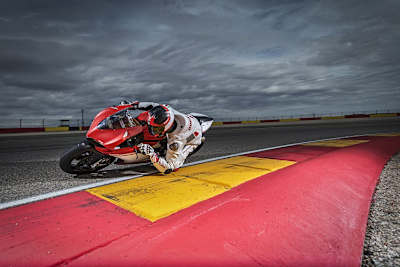 Gemütlicher Fahrgenuss ist etwas anderes: Ducati hat ein sportliches Image, erst seit kurzem werden mit der Scrambler-Baureihe die Hipster zur Marke geholt