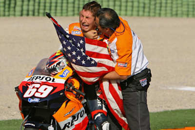 Auslaufrunde in Valencia 2006: Nicky mit Papa Earl Hayden und einem Weinkrampf