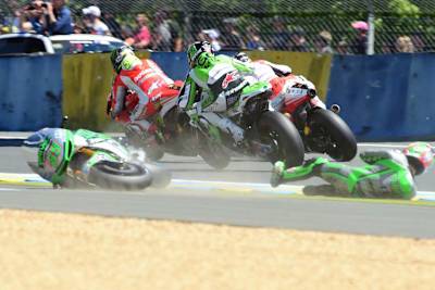 Nicky Hayden: «als ich die Schikane durchfuhr, spürte ich, wie ein Gegner meinen Lenker erwischte»