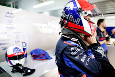 Daniil Kvyat: Hinten liegt der Helm, den er nicht tragen darf
