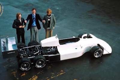 Robin Herd (Mitte) mit dem Sechsrad-March