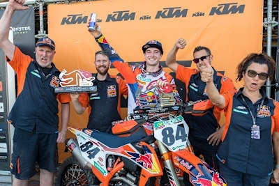 Großer Jubel bei der KTM-Crew um Sieger Jeffrey Herlings (mitte)