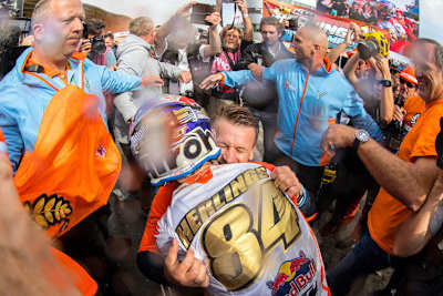 Pit Beirer gratuliert Jeffrey Herlings zum WM-Titel
